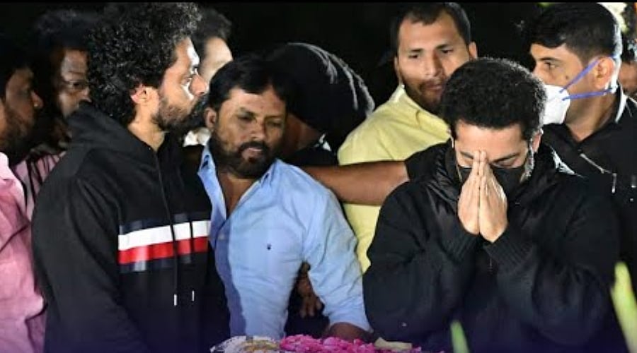 Twitter : Jr NTR and Kalyanram pay tribute to grandfather NT Rama Rao
