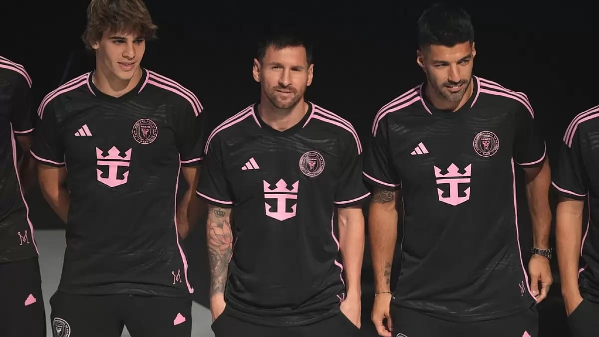 (AP Photo/Lynne Sladky) : Inter Miami soccer player Lionel Messi, centre, stands with Benjamin Cremaschi, left, and Luis Suarez, right 
