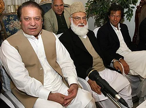 Getty Images : Former Pakistani prime minister Nawaz Sharif (L) Qazi Hussain Ahmad (C) and Imran Khan attend the All Parties Democratic Movement (APDM) meeting in Lahore, 09 December 2007