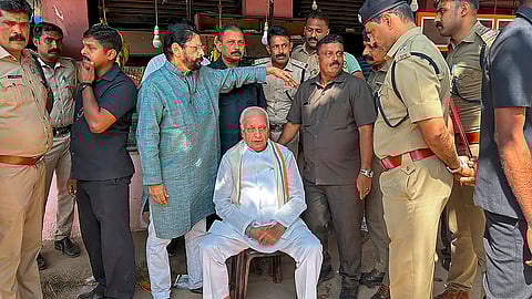 Kerala Guv sit-in protest against SFI