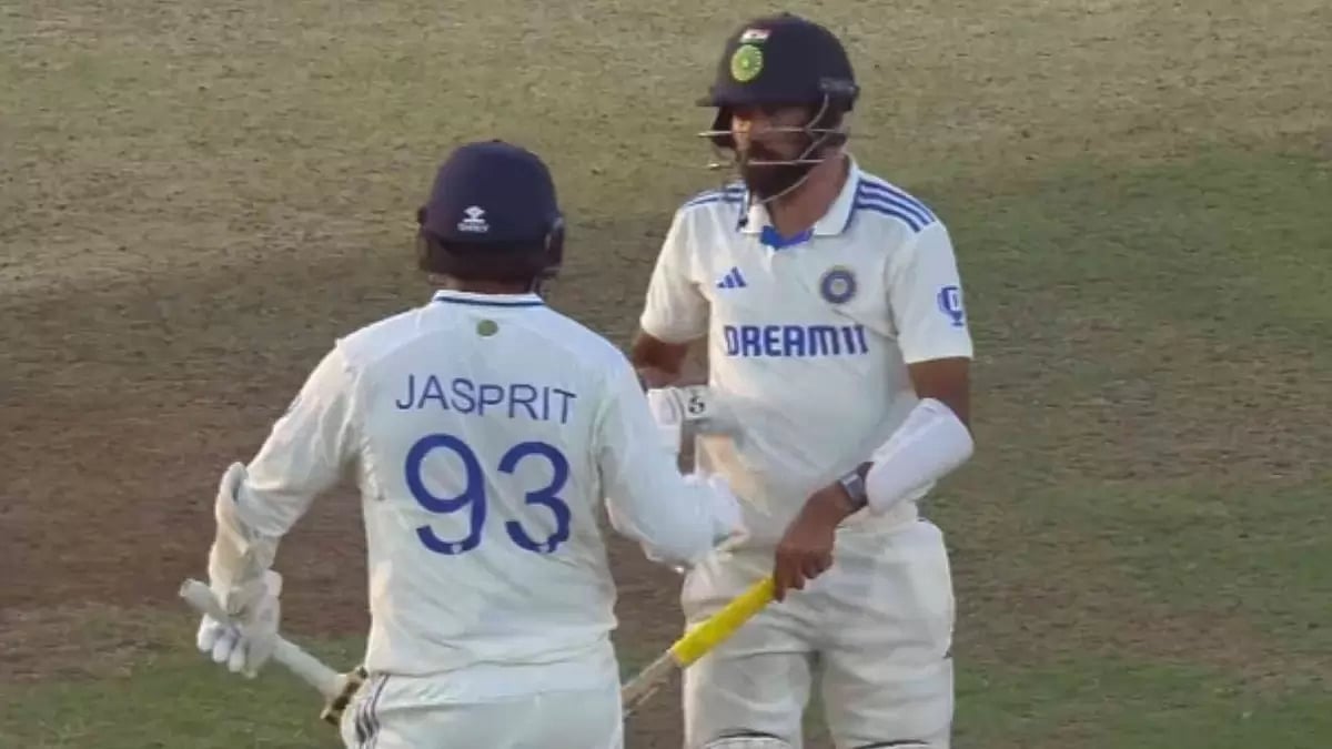 X/FlashCric : Jasprit Bumrah (left) and Mohammed Siraj 
