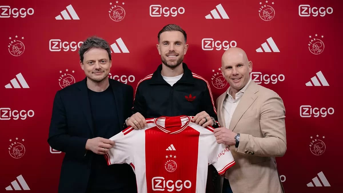 X/ AFC Ajax : Jordan Henderson poses with the AFC Ajax shirt after completing his transfer
