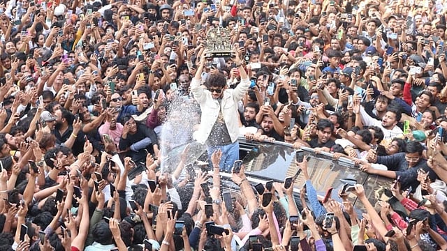 Fans Pour Out On Dongri Streets As Local Boy Munawar Faruqui Comes Home With Trophy