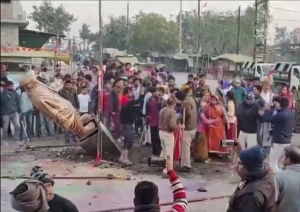Twitter : Madhya Pradesh, longstanding tensions between Scheduled Caste and Other Backward Classes communities ignited as an unruly mob broke and set fire to the statue of former Union Home Minister Sardar Vallabhai Patel.