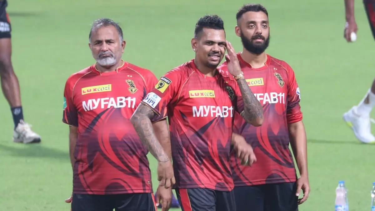X/ @Prats_shelke : Bharat Arun, left, with Narine and Chakravarthy during a KKR practice session. 
