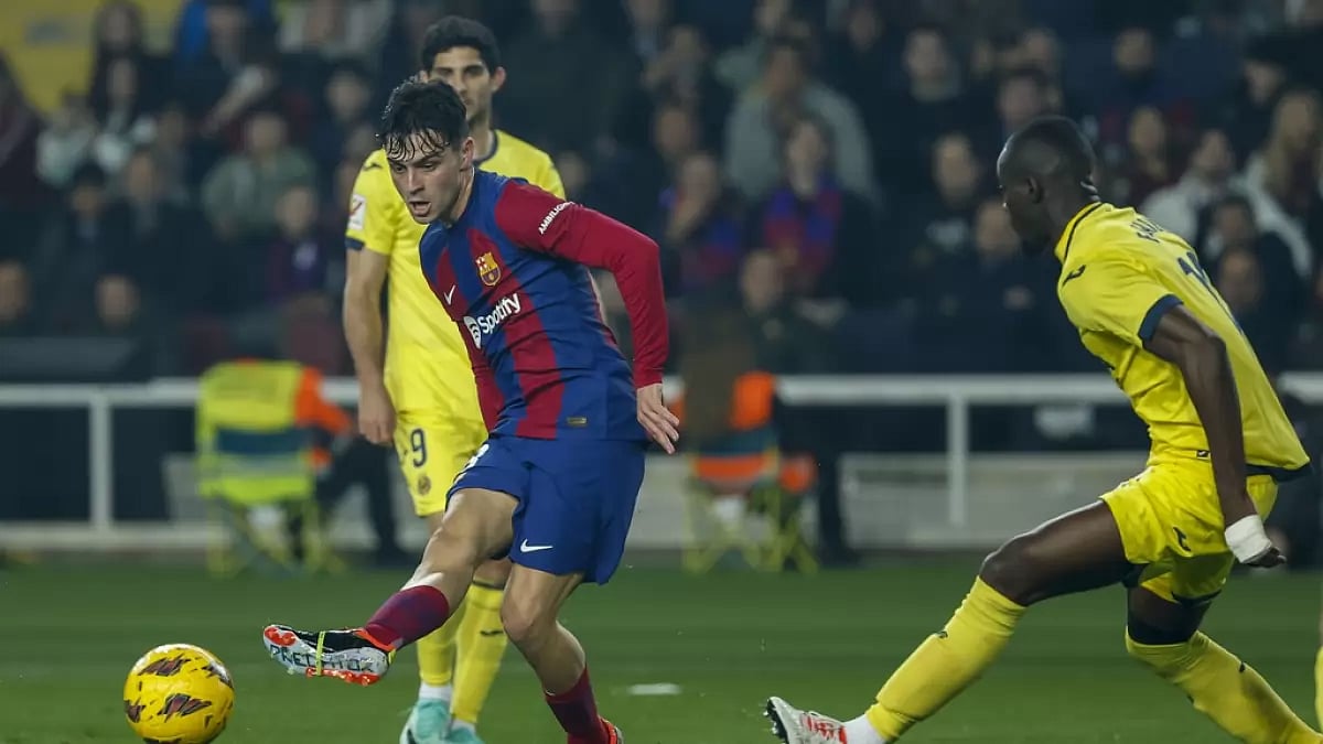AP : Barcelona's Pedri, left, kicks the ball during a Spanish La Liga Football match between Barcelona and Villarreal