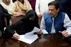 (AP Photo) : Ex-Pakistan PM Imran Khan and Wife Bushra Bibi
