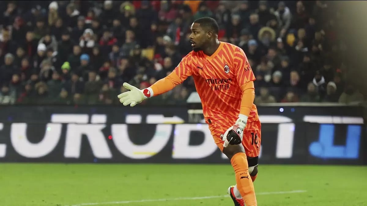 AP : AC Milan's goalkeeper Mike Maignan in action during the Italian Serie A football match between Udinese and AC Milan
