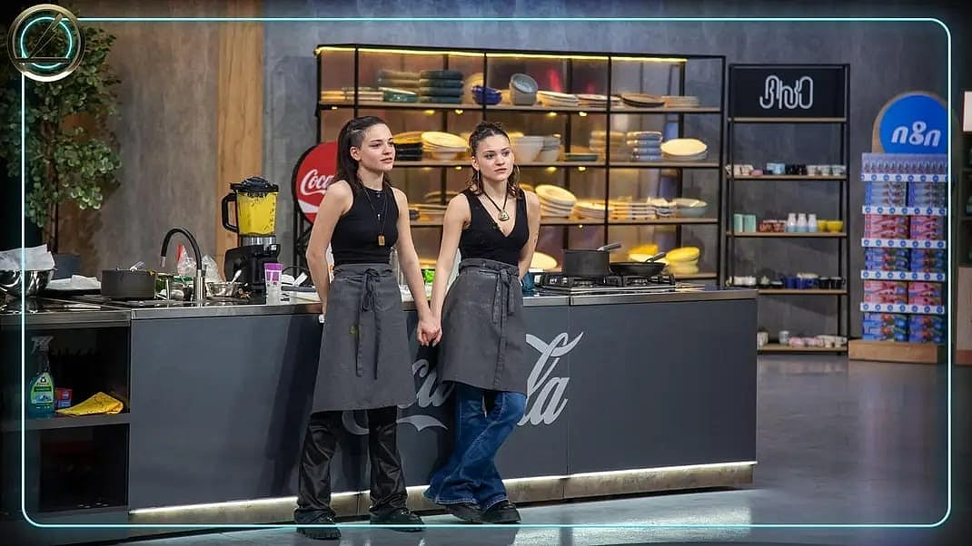 @SartaniaAnno/Facebook : Georgia Twins reunited by TikTok after 19 years.