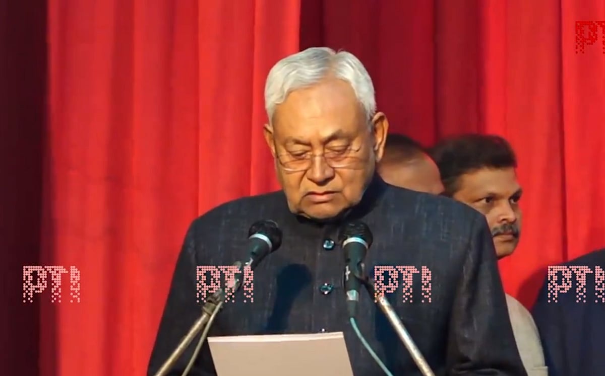 PTI : Nitish Kumar takes oath as new Bihar CM with BJP support.