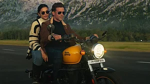 Scroll : Deepika Padukone, Hrithik Roshan in 'Fighter'