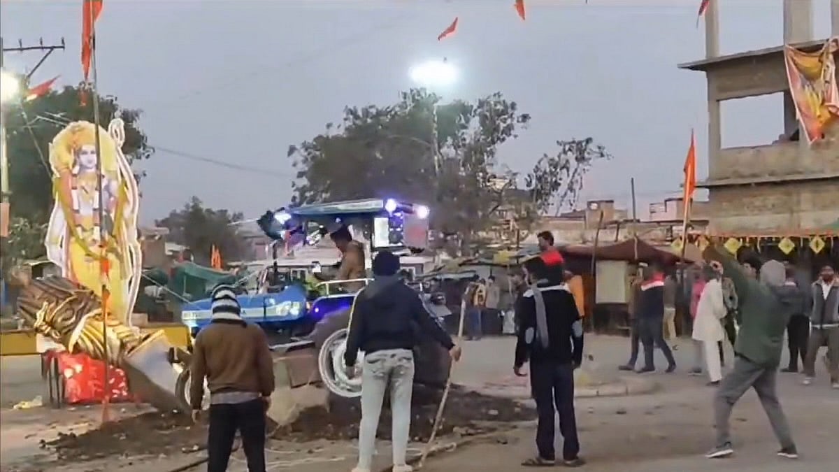 X (formerly Twitter) /@vijaythottathil : Sardar Patel's statue vandalised at Makdone, MP