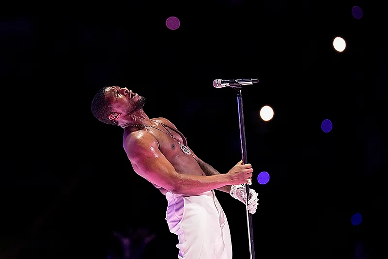 Super Bowl Football: Usher and Alicia Keys 