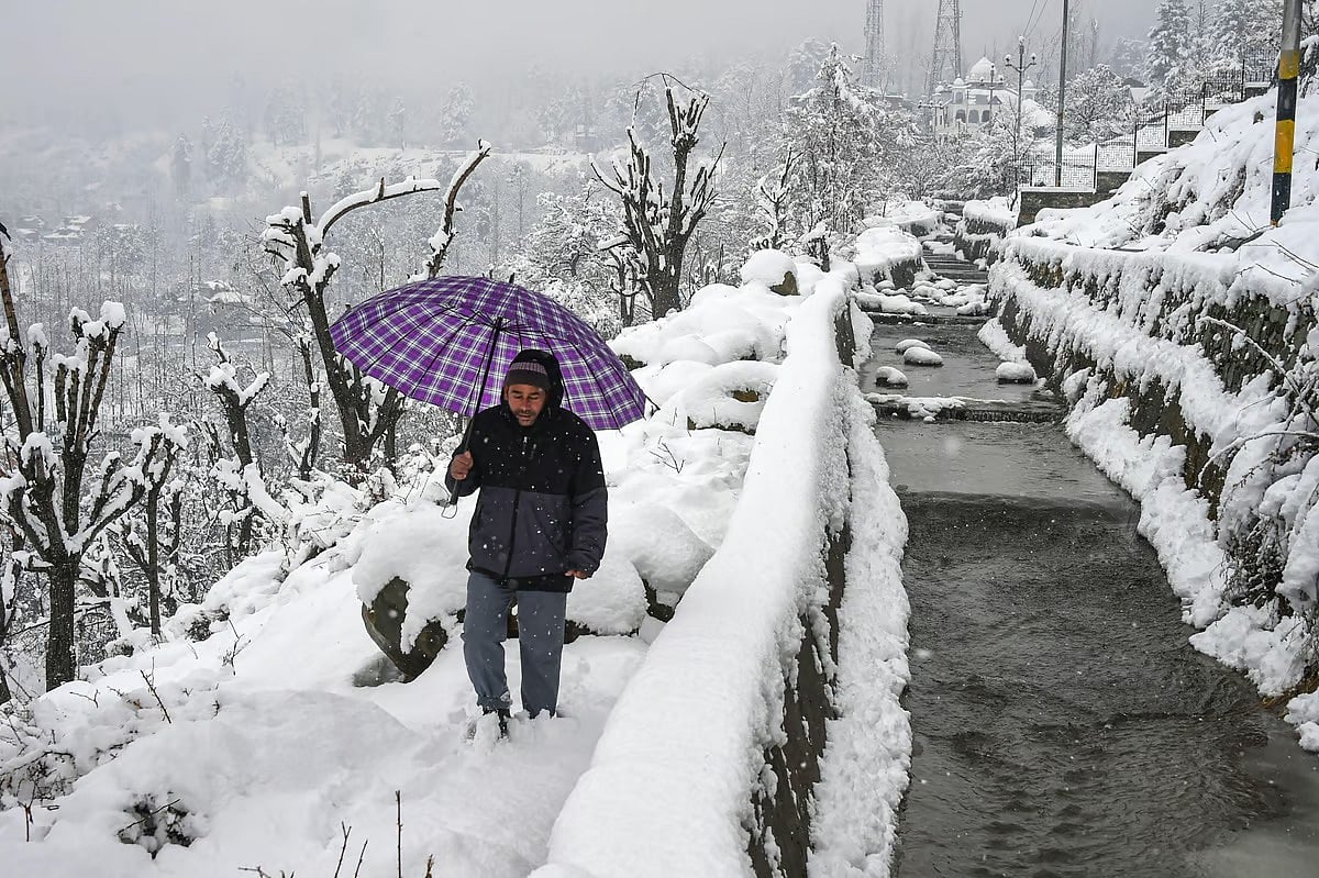 PTI : Snowfall in Kashmir |