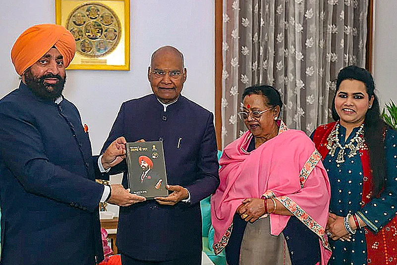 Ram Nath Kovind meets UK Guv Gurmit Singh