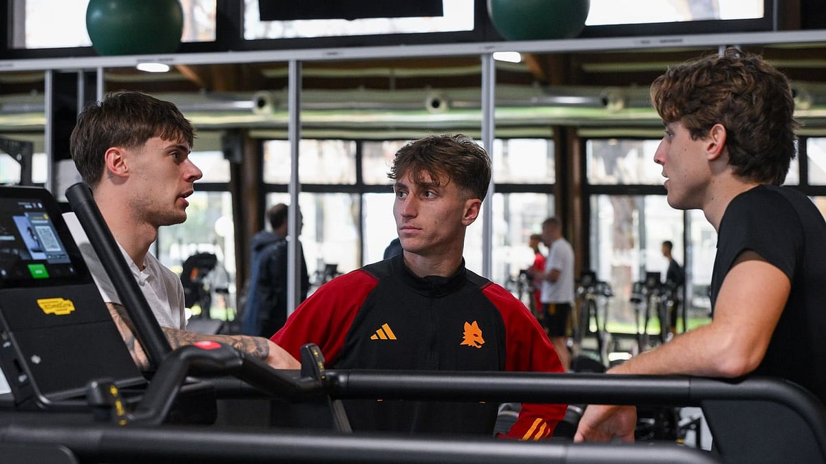 Courtesy: X/ @cc_roman10 : Tommaso Baldanzi (middle) in AS Roma jersey