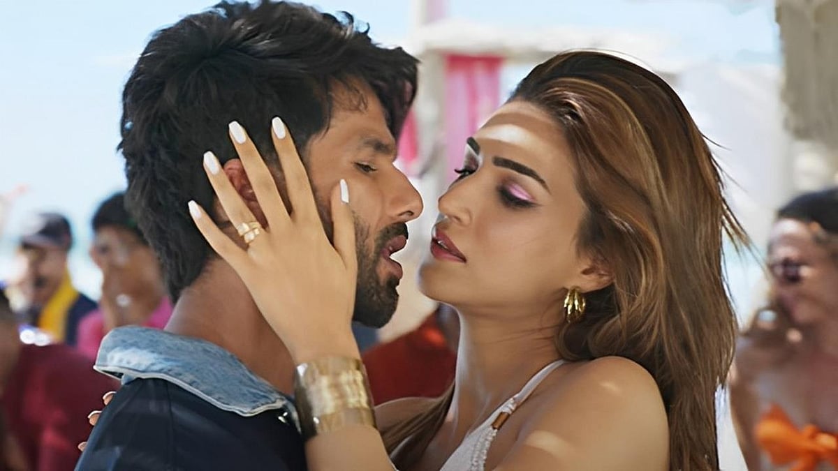 YouTube : Shahid Kapoor And Kriti Sanon In A Still From ‘Akhiyaan Gulaab’