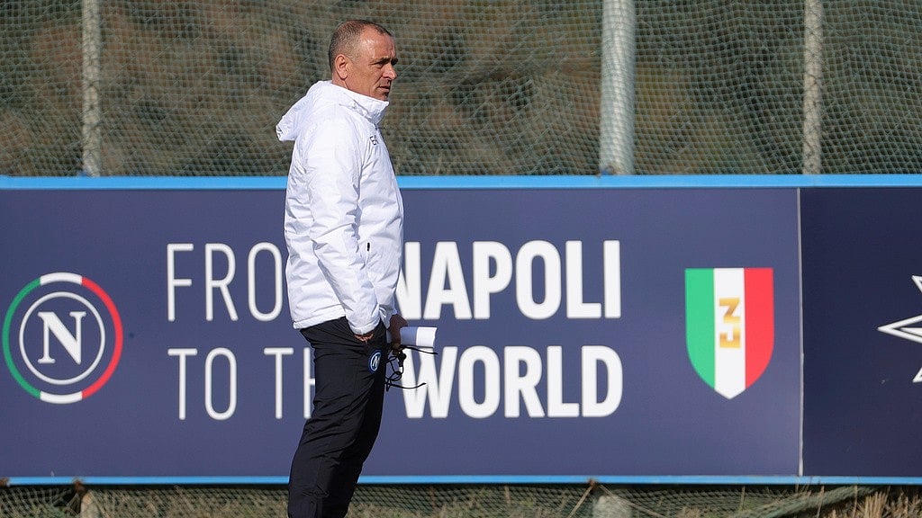 (Photo: Alessandro Garofalo/LaPresse via AP)

 : Newly appointed Napoli's head coach Francesco Calzona, right, during his first training session in Castel Volturno, near Naples, Italy, Feb. 20, 2024. SSC Napoli will face FC Barcelona for a Chamions League, round of sixteen first leg, soccer match on Wednesday, Feb. 21, 2024. 
