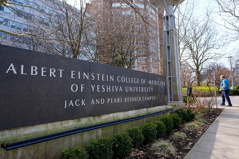 Albert Einstein College of Medicine received $1 billion donation. - AP