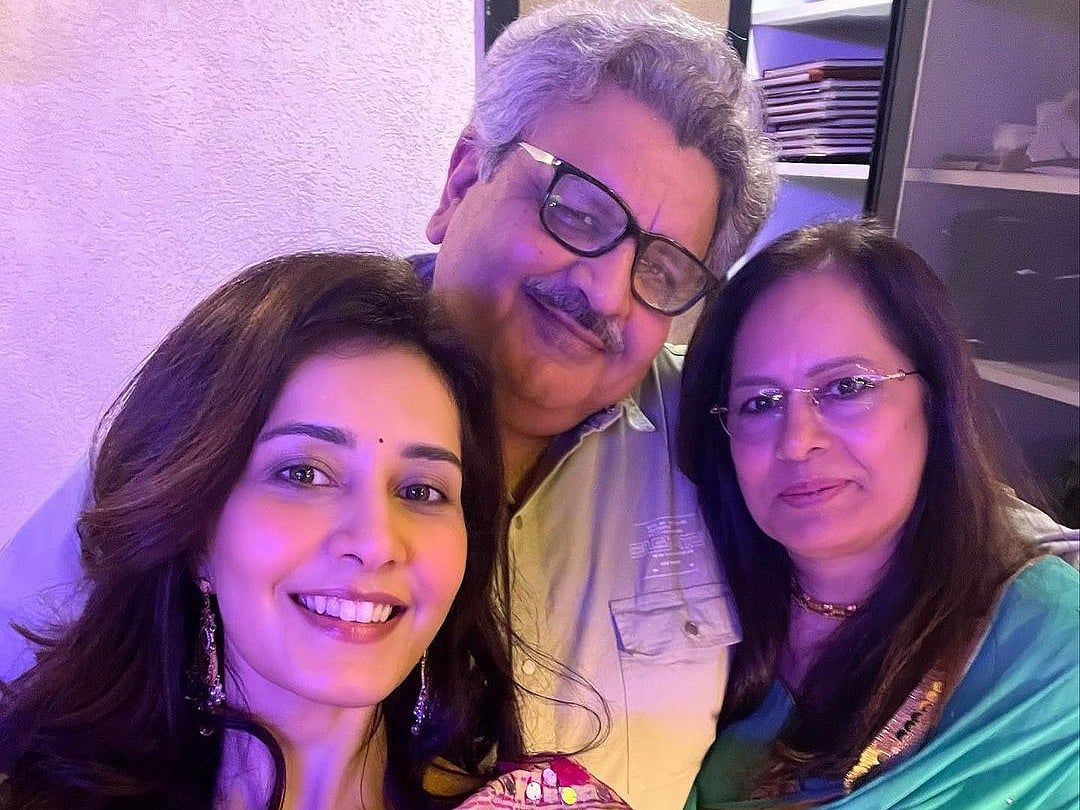 instagram : Actress Raashii Khanna with family