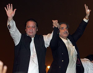 Getty Images : Former Pakistani prime minister Nawaz Sharif (L) and his brother Shahbaz Sharif (R) wave to their supporters outside the Allama Iqbal International airport in Lahore, 2007.