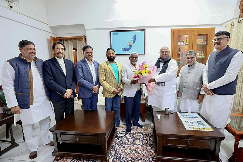 Kharge meets CM Soren, Jharkhand leaders