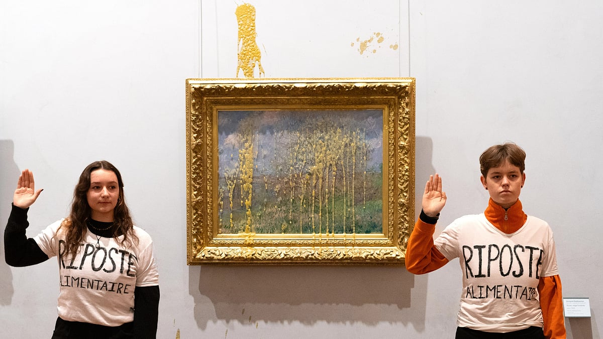 Riposte Alimentaire/Flickr : Ilona and Sophie of Riposte Alimentaire after throwing soup on Monet's painting.