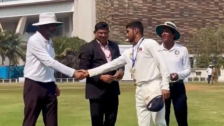 Mumbai's Musheer Khan receives the Player of the Match award for his unbeaten knock in the first innings against Baroda. - Screengrab X | Mumbai Cricket Association)