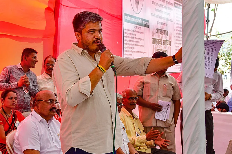 Rohit Pawar addresses Mill workers