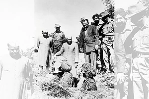 Photo: Getty Images : With the Troops: Former Defence Minister Y B Chavan and Jawaharlal Nehru on a visit to the trenches in Northeast India