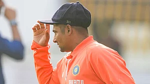 (AP Photo/Ajit Solanki) : India's Sarfaraz Khan gets ready to play his first international test match on the first day of the third cricket test match between India and England in Rajkot, India, Thursday, Feb. 15, 2024.
