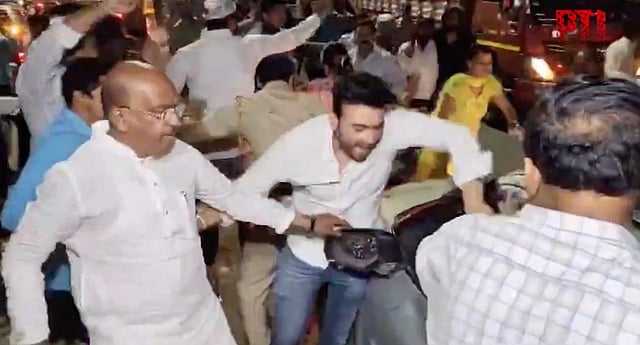 Journalist Nikhil Wagle's Car Attacked By BJP Workers