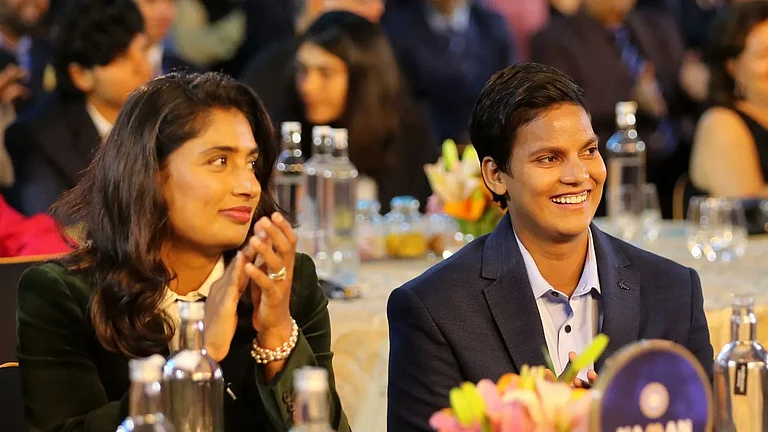 Mithali Raj (L) with Deepti Sharma in BCCI Naman Awards. - Photo Courtesy: X/ @M_Raj03