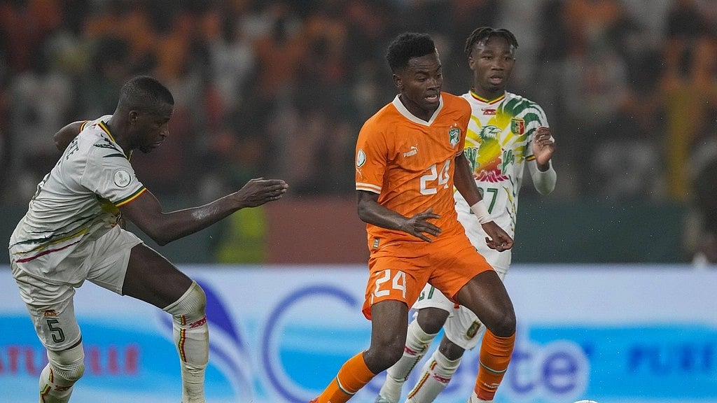 AP Photo/Sunday Alamba : Ivory Coast's Simon Adingra, front right, duels for the ball with Mali's Kiki Kouyate, left, and Mali's Nene Dorgeles during the African Cup of Nations quarter-final football match between Mali and Ivory Coast.