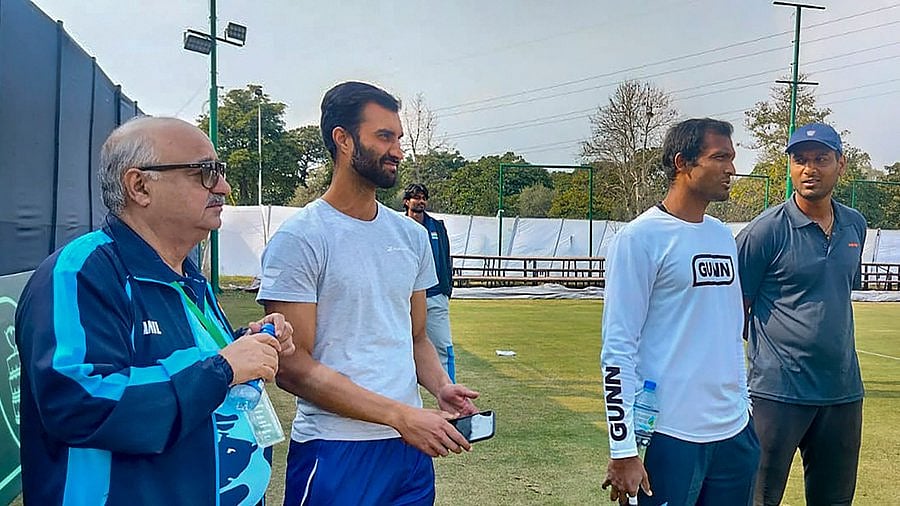 X/ @IndTennisDaily : Indian Davis Cup team manager with players after landing in Pakistan