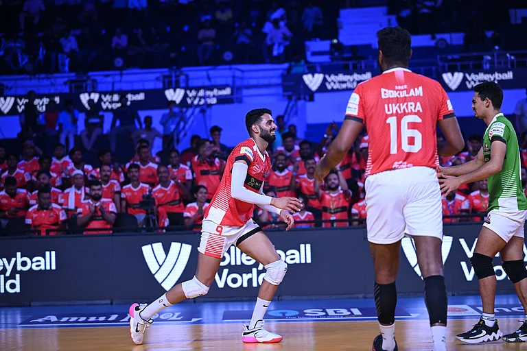 Chirag Yadav (left) in action for Calicut Heroes during their Prime Volleyball League 2024 match against Kochi Blue Spikers on Friday, February 17. - null