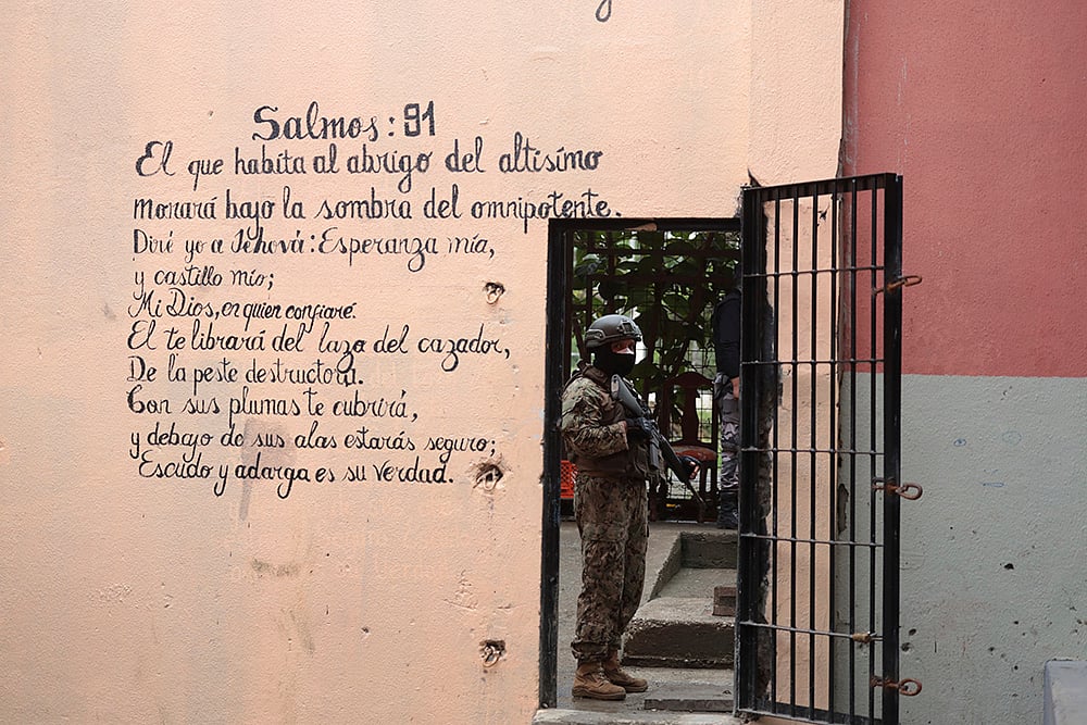 | Photo: AP/Cesar Munoz : Ecuador Violence