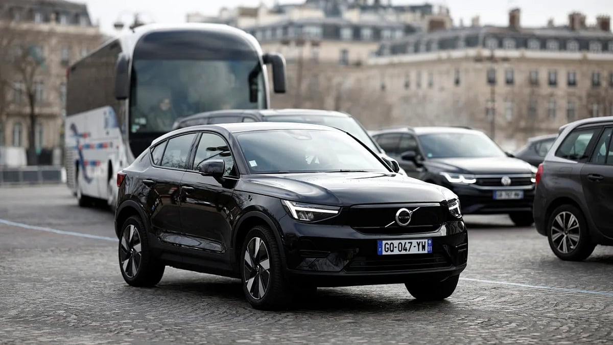 Reuters : Paris Votes to Triple Parking Fees For SUVs And Other Big Cars | 