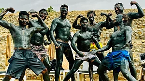 Akshay Kumar, Tiger Shroff-Starrer 'Bade Miyan Chote Miyan' Wraps Up With Song Shoot, Mud Bath