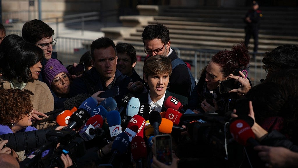 AP Photo/Emilio Morenatti : Dani Alves' lawyer Ines Guardiola, centre, speaks as she is surrounded by media outside the court in Barcelona on Thursday.