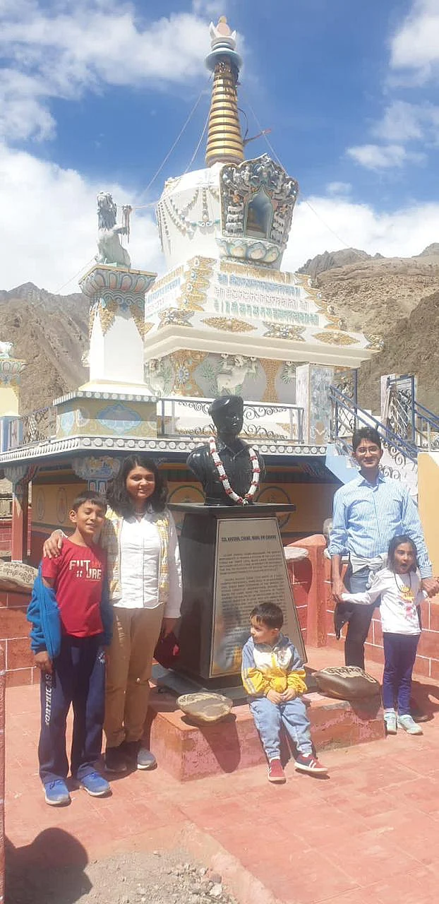 Family picture of Rohan Thakur with Bust of Colonel Khushal Chand