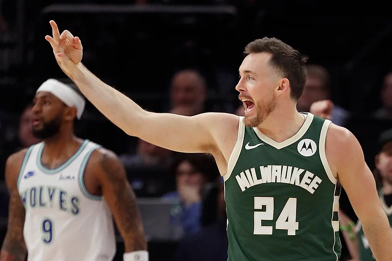 NBA 2023-24: Milwaukee Bucks vs Minnesota Timberwolves