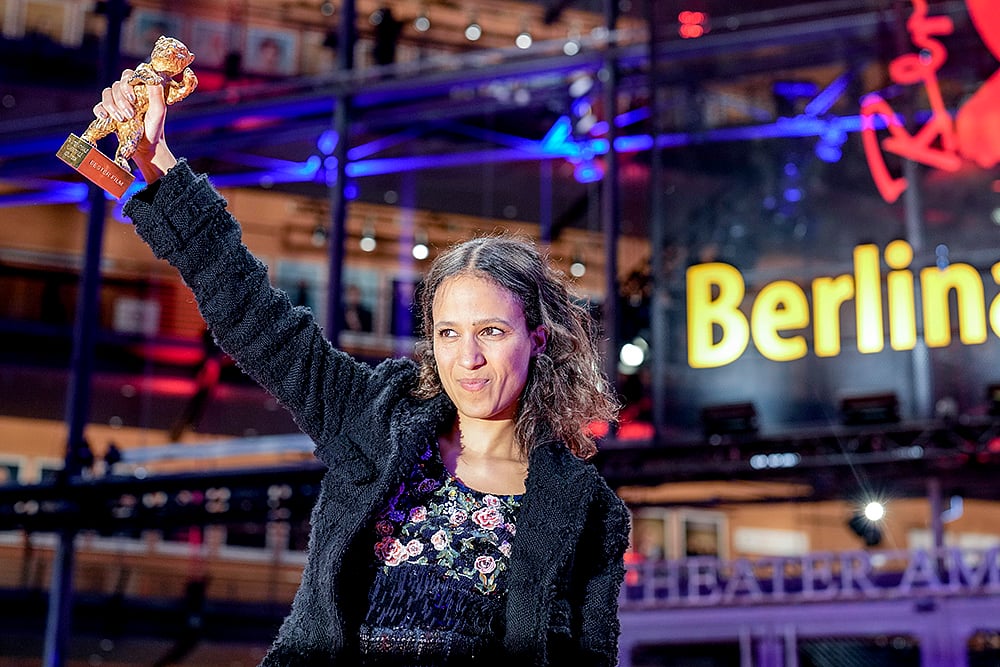 Markus Schreiber : Mati Diop Flaunts The Golden Bear She Received For ‘Dahomey’ 