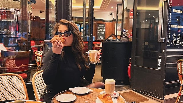 Selena Gomez Strips For Racy Bathtub Photo During Paris Trip