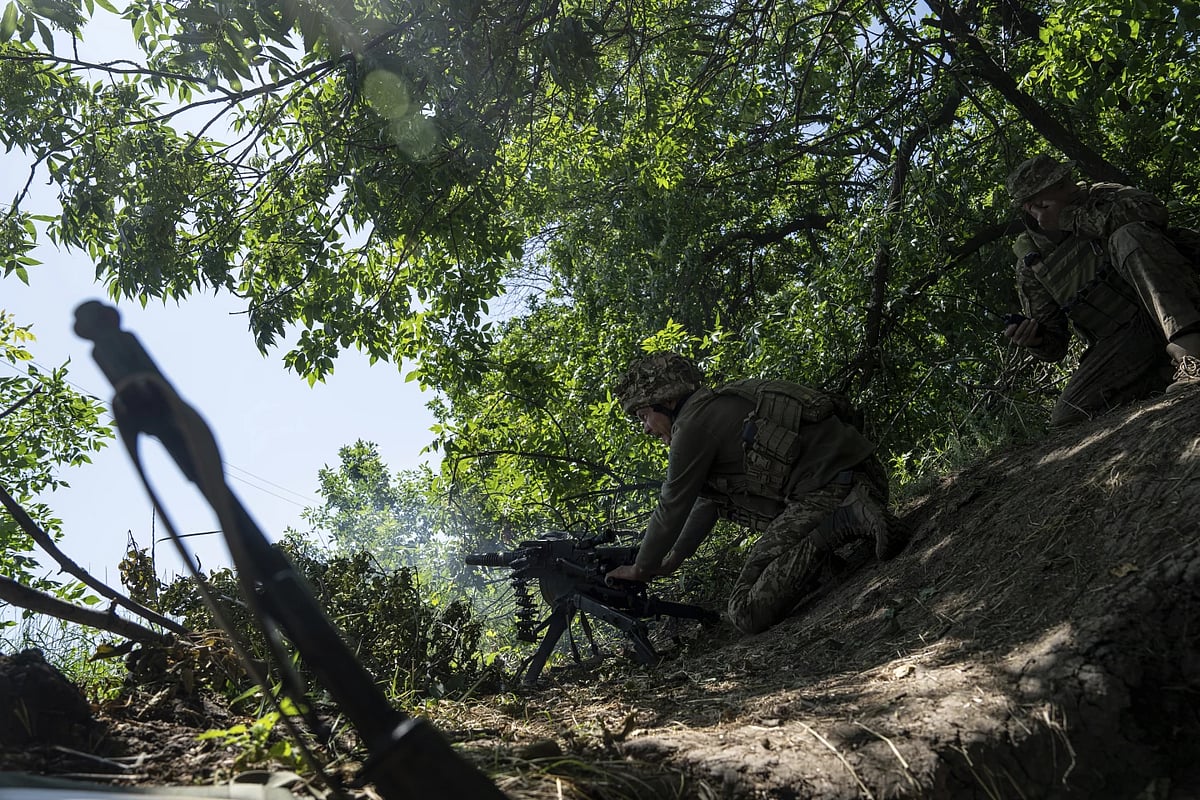 AP : Ukrainian soldier fires towards Russian soldiers in Avdiikva |
