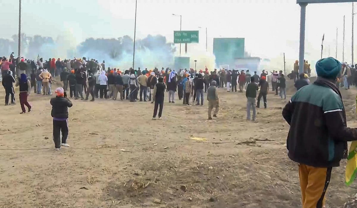 PTI : Haryana Police hurls tear gas shells on protesting farmers. 