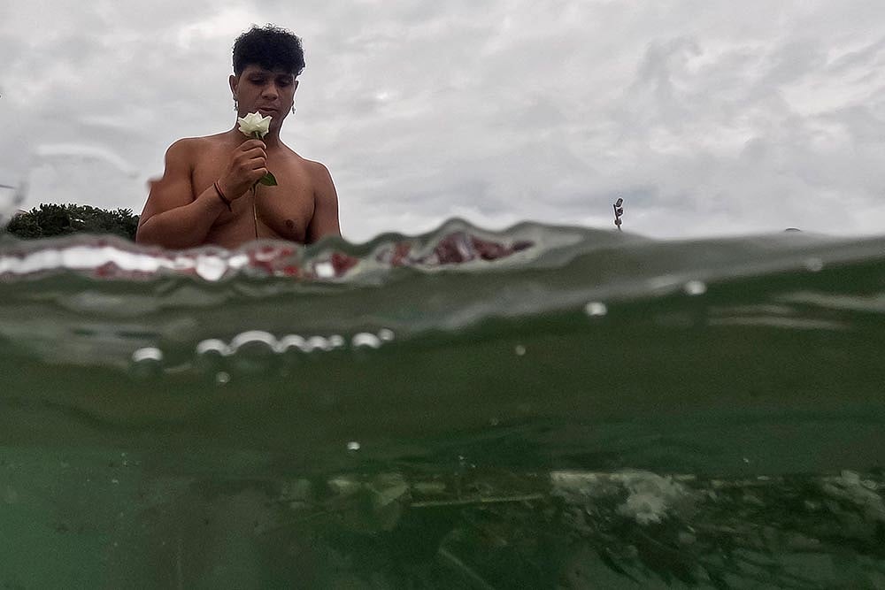 Photo: AP/Bruna Prado : Brazil Yemanja