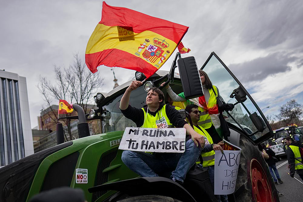 | Photo: AP/Bernat Armangue : Spain Farmers Protest