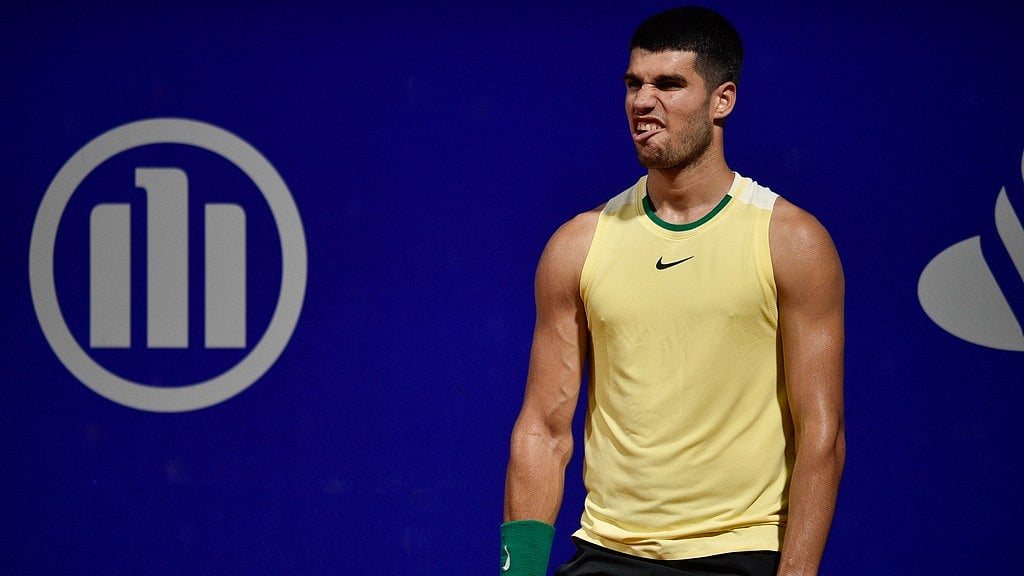 AP/Gustavo Garello : Carlos Alcaraz reacts after missing a point during his Argentina Open 2024 ATP semi-final tennis match against Nicolas Jarry at the Guillermo Vilas Stadium in Buenos Aires.