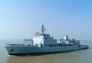 X/ @NewsIADN : Indian Navy seizes contraband narcotics in the Western Arabian Sea